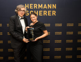 Hermann Scherer überreicht Excellence-Gold-Award an Jasmin Marks / Foto: Dominik Pfau