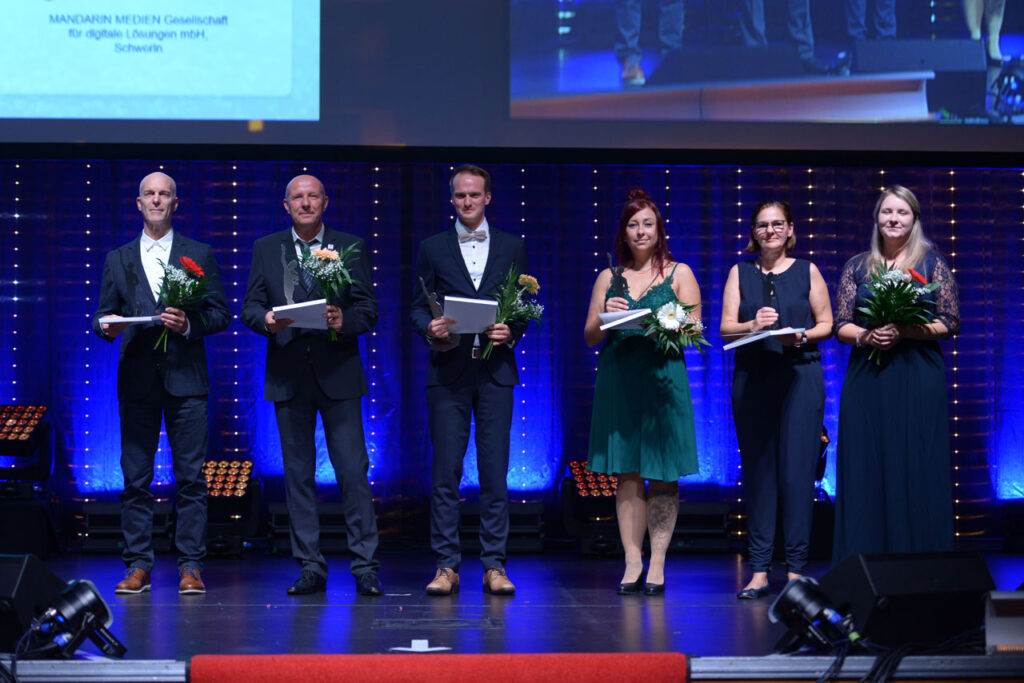 Projektleiterin Miriam Teuchner (3.v.r.) nahm die Auszeichnung beim Galaabend entgegen. (Bildquelle: Christian Kahle / Oskar-Patzelt-Stiftung)