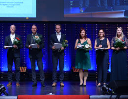 Projektleiterin Miriam Teuchner (3.v.r.) nahm die Auszeichnung beim Galaabend entgegen. (Bildquelle: Christian Kahle / Oskar-Patzelt-Stiftung)