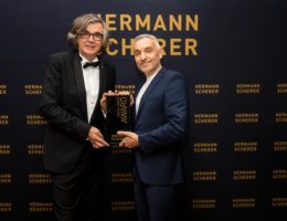 Foto: Dominik Pfau - Christian Ebner erhält den Excellence Award