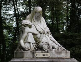 Statue mit der Aufschrift "Pieta" (Bildquelle: Bild von PhilGONDAS auf Pixabay)