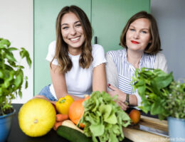 DHfPG-Studierende Melina Neumann (links) und Ernährungsberaterin Ana Hansel (Bildquelle: Stefanie Schumacher)