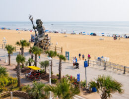 An der Strandpromenade von Virginia Beach findet 2023 wieder  "Something in the Water" statt. (Die Bildrechte liegen bei dem Verfasser der Mitteilung.)