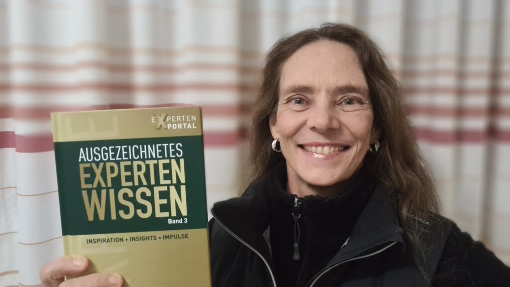 Nicole Luzar mit ihrem Bestsellerbuch (Die Bildrechte liegen bei dem Verfasser der Mitteilung.)