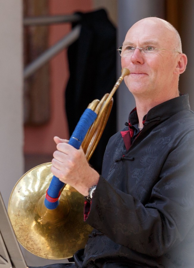 Oliver Nicolai mit seinem Horn (© caterva musica e.V./ Philipp Gunzer)