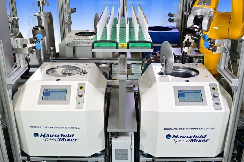 Drei Vakuum Hauschild SpeedMixer® sind in vollautomatische Anlage von Füll Lab Automation integriert (© Füll Lab Automation GmbH)