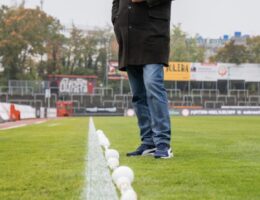 Jörg Wontorra macht die Dimension der recycelten Lampen im Südstadion Köln "greifbar"