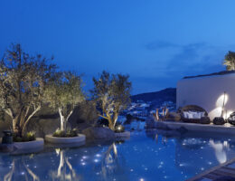 Der illuminierte Pool im Kensho Ornos Boutiquehotel auf Mykonos - ©Kensho Mykonos