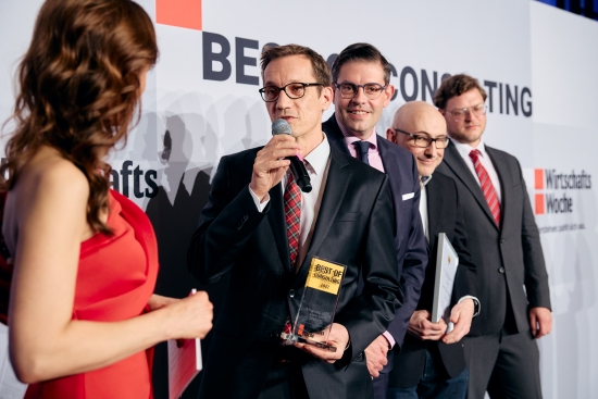 Das PTA-Team nimmt den Best of Consulting Award 2022 entgegen (Bildquelle: Frank Beer / Tim Frankenheim)