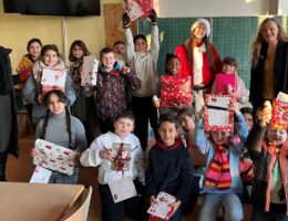 Caritas Lernpatenkids freuen sich riesig über die Geschenke