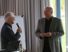 Mit der Ehrennadel zeichnete die Hochschule Reutlingen Prof. Dr. Dietnar Bönke (rechts) aus. Die Laudatio hielt Prof. Dr. Herbert