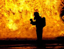 Wohnungsbrand in Bochum-Westenfeld – Feuerwehr mit 50 Einsatzkräften vor Ort