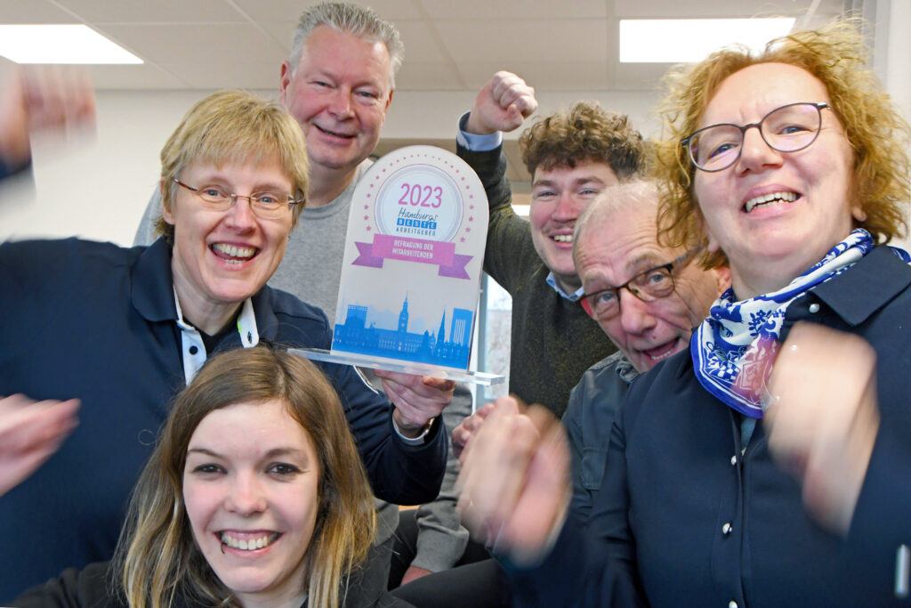 Mitarbeitende von Gasnetz Hamburg freuen sich über die Auszeichnung "Hamburgs bester Arbeitgeber"