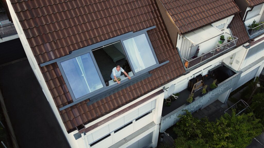 Einen herrlichen Ausblick genießen die Bewohner des Dachgeschosses in Weissach seit dem Einbau des LiDEKO Dachschiebefensters.