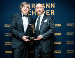 Preisverleihung Gold Excellence Award durch Hermann Scherer (Bildquelle: @Justin Bockey)