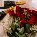 Rote Rosen und Champagner zum Valentinstag sind ein Klassiker (Bildquelle: @Relegance Collection)