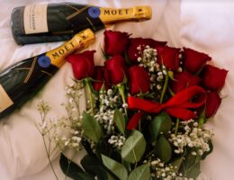 Rote Rosen und Champagner zum Valentinstag sind ein Klassiker (Bildquelle: @Relegance Collection)