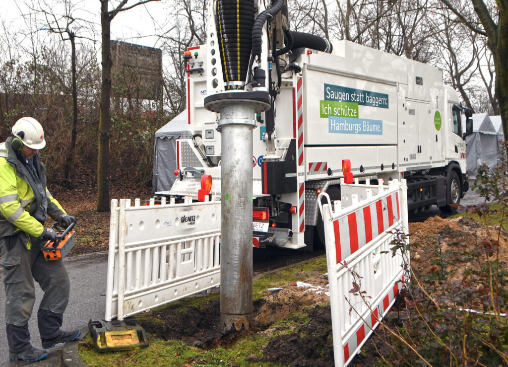 Gasnetz Hamburg arbeitet mit dem Saugbagger Dino zum Schutz von Hamburgs Stadtgrün