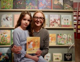 Die Autorinnen Lejla Tiro und Greta Scherzer zeigen ihr Buch in der 17. Münchner Bücherschau junior