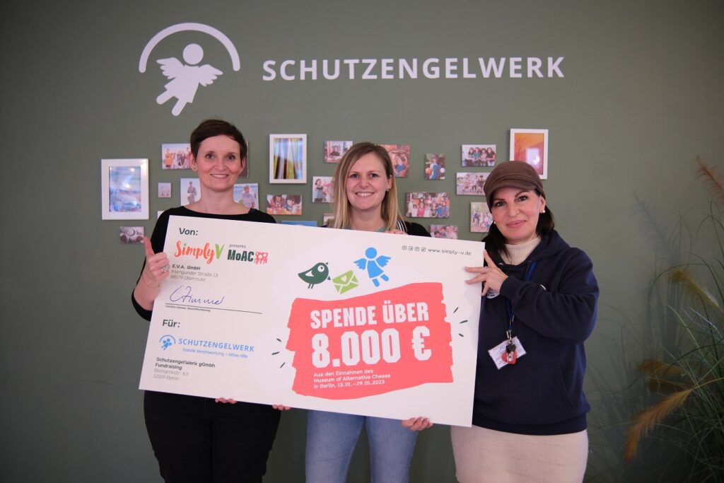 Chiara Bröker von Simply V (Mitte) mit Katharina Weidenmüller und Petra Kalus von SchutzengelWerk