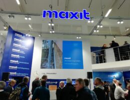 BAU 2023: Mit klar CO2-reduzierten Produkten präsentierte sich die Maxit-Gruppe auf der Messe in München. (Foto: maxit Gruppe)