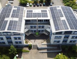 Photovoltaik-Anlage auf dem Dach der VARIO Software AG