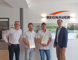 Geschäftsführer Harald Flad und Michael Regnauer mit Max Fritz und Stefan Haßelbeck nach deren erfolreicher Weiterbildung.