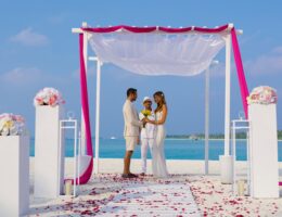 „Hochzeit im Paradies: Kandima Maldives bietet unter und über Wasser Traumhochzeiten für 2 bis 500 Personen!“