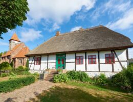 Die alte Dorfschule in Middelhagen ist heute Schulmuseum. (© Ostseeappartements Rügen)