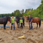 Trainer Christian Kranz (rechts) beim pferdegestützten Training mit Portapatet. (© )