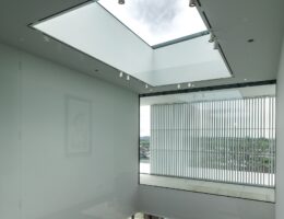 Vom Dach bis zum Erdgeschoss fällt das Tageslicht durch das rechteckige "SkyVision Fixed"-Oberlicht.
