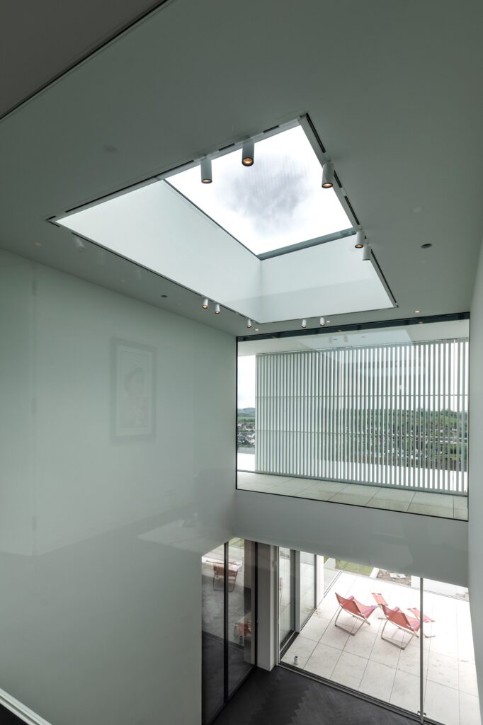 Vom Dach bis zum Erdgeschoss fällt das Tageslicht durch das rechteckige "SkyVision Fixed"-Oberlicht.