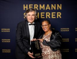 Hermann Scherer überreicht Patricia Porzel den Excellent Award