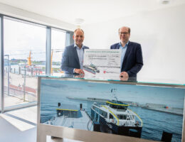 Umweltminister Christian Meyer (re.) übergab den Förderbescheid für den Bau des E-Kats an Reedereivorstand Carl-Ulfert Stegmann.
