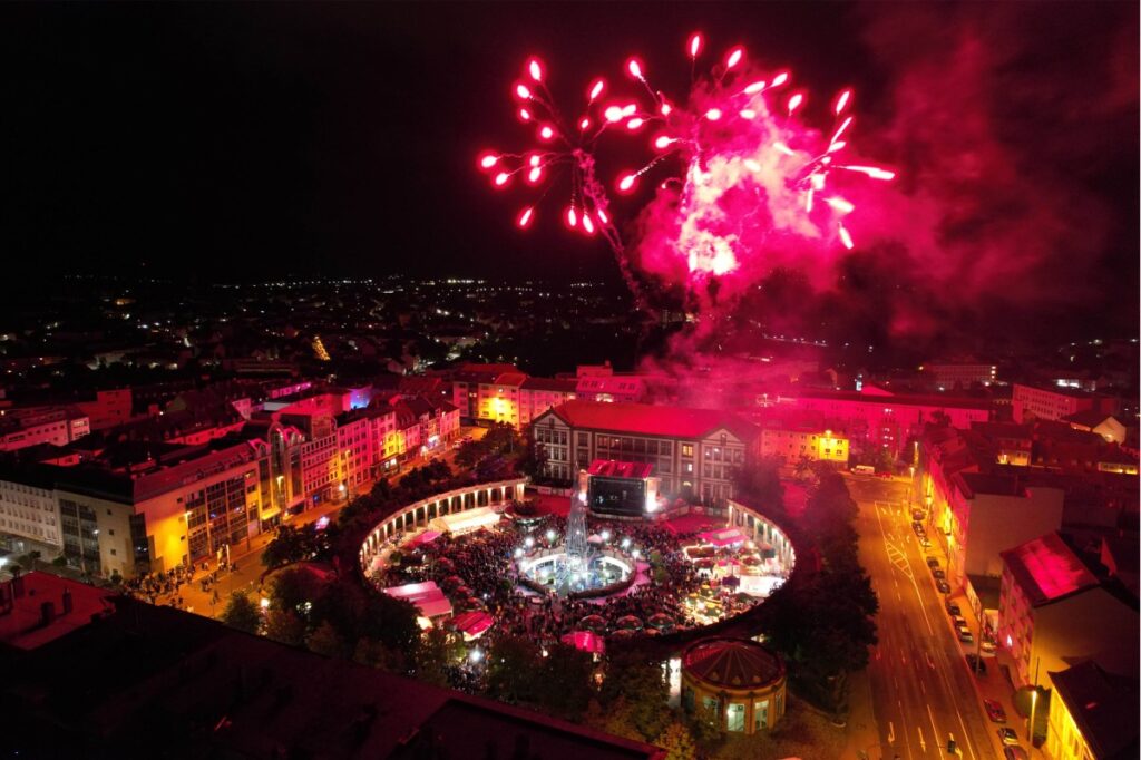 Impression SchlabbeflickerFestival Pirmasens: Feuerwerk über dem "Exe" (© Stadt Pirmasens