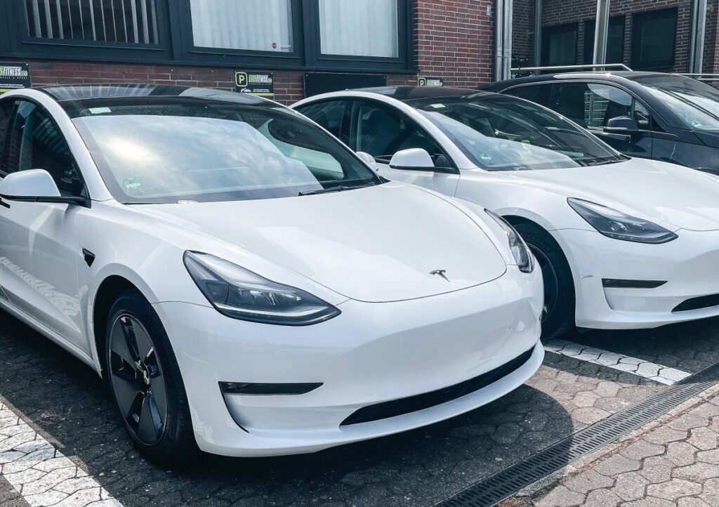 Zwei neue Tesla Fahrzeuge vor den Ladesäulen des Headquarters von EASYFITNESS in Hannover (© )