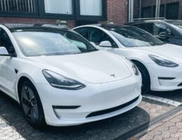 Zwei neue Tesla Fahrzeuge vor den Ladesäulen des Headquarters von EASYFITNESS in Hannover (© )