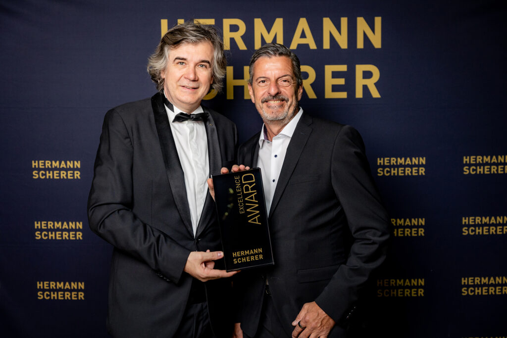 Hermann Scherer übergibt den Excellence Award an Joachim Schäfer (rechts) | © Fotografin: Christina Poersch