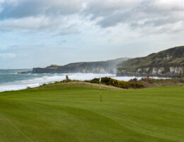 An der nördlichen Küste von Nord Irland liegt der ©Royal Portrush Golf Club