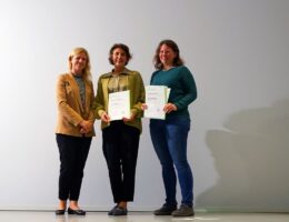 PHKA-Hochschullehrpreis 2023: Olga Walter (M.) und Dr. Tina Schulze (r.) mit ihren Urkunden. (© Roxane Fijean/PHKA)