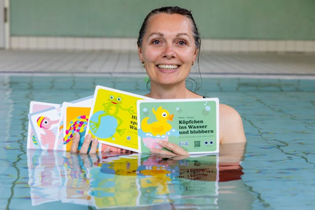 Mit dem Kartenset "Spaß im Wasser" spielerisch schwimmen lernen. (© Simone Kessler)