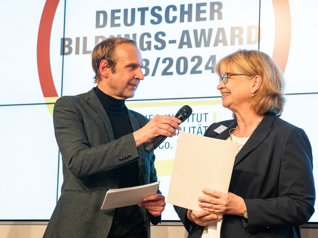 Kanzlerin Ursula Schwill nahm den Bildungs-Award 2023/2024 für die bbw Hochschule entgegen.