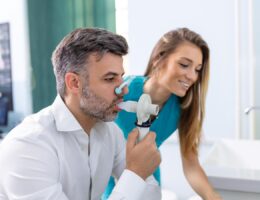Die Spirometrie (Lungenfunktionsmessung) zählt zu den grundlegenden Diagnosemethoden bei Erkrankungen der Atemwege.