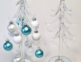 Tannenbaum, beleuchtet, aus Glas mit Kugeln in Grün und Weiß zu Weihnachten und Advent