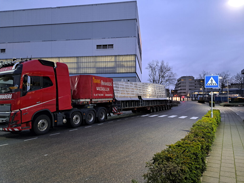 Auf fünf LKW wurden die Aluminium-Rumpfteile für den E-Katamaran der Reederei Frisia zu DAMEN Werft transportiert.