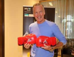 NDR Mecklenburg-Vorpommern versteigert von Henry Maske signierte Boxhandschuhe für den guten Zweck