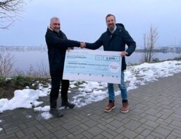 Florian Bauer überreicht Jens Ambsdorf  den symbolischen Spendenscheck (v.l.) (© Die FERIENHAUS-AGENTUR GmbH)