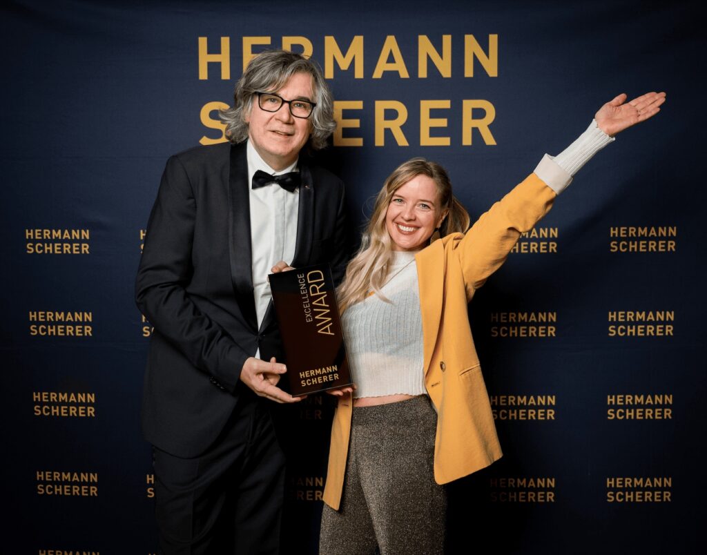 Isabell Maurer mit Hermann Scherer bei der Preisvergabe (Bildquelle: Justin Bockey)