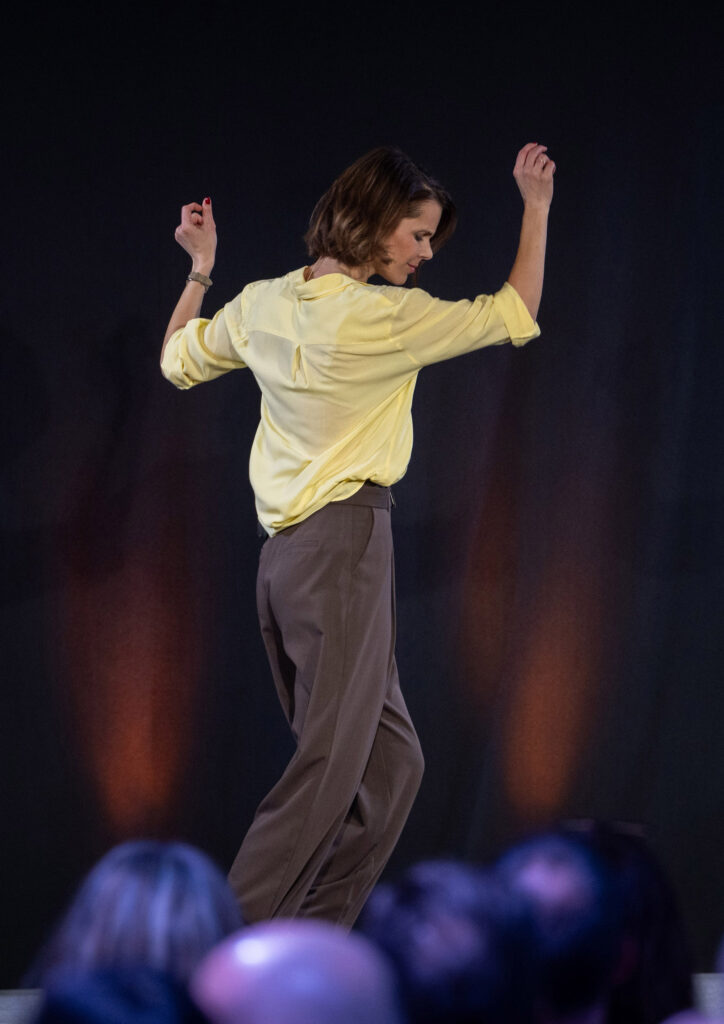 Franziska Zimmermann tanzt auf die Bühne des Speaker Slam Awards - Fotograf: Justin Bockey (Die Bildrechte liegen bei dem Verfasser der Mitteilung.)