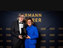 Hermann Scherer überreicht Ramona Petschl den Excellence Award (Die Bildrechte liegen bei dem Verfasser der Mitteilung.)